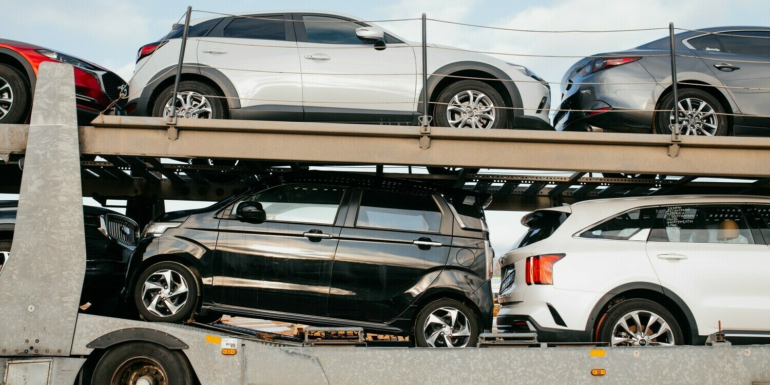 Автомобили на двух ярусах автовоза