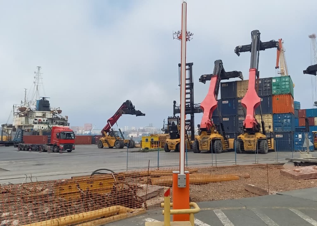 Портовые погрузчики и контейнеры на терминале